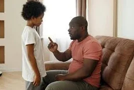 "Mengenali ciri pola asuh orang tua yang memicu parentification pada anak, sebuah kondisi pertukaran peran di mana anak memikul beban dewasa sebelum waktunya."