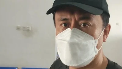 "Pelarian tersangka kasus tambang emas asal China berakhir di Entikong. Petugas Imigrasi berhasil mengamankan tersangka saat mencoba kabur ke luar negeri."