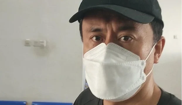 "Pelarian tersangka kasus tambang emas asal China berakhir di Entikong. Petugas Imigrasi berhasil mengamankan tersangka saat mencoba kabur ke luar negeri."