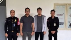 Tersangka WNA asal China, Liu Xiaodong (tengah, jaket abu-abu), diamankan oleh petugas di Kantor Imigrasi Entikong setelah berupaya melarikan diri dari status tahanan rumah. (Dok. HO/Faktakalbar.id)