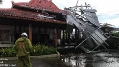 Dampak hujan deras dan angin kencang yang sebabkan kerusakan atap bangunan milik warga di Kecamatan Bayat, Kabupaten Klaten.