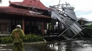Dampak hujan deras dan angin kencang yang sebabkan kerusakan atap bangunan milik warga di Kecamatan Bayat, Kabupaten Klaten.