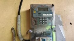 "Pemerintah resmi menahan kenaikan tarif listrik untuk triwulan I 2026. Simak rincian lengkap tarif per kWh untuk pelanggan 900 VA hingga golongan industri besar di sini. "