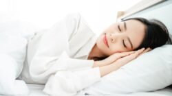 "Ingin tahu apa yang terjadi pada tubuh saat rutin tidur siang? Simak manfaat luar biasa tidur siang bagi kesehatan fisik pria maupun perempuan serta dampaknya bagi jantung."