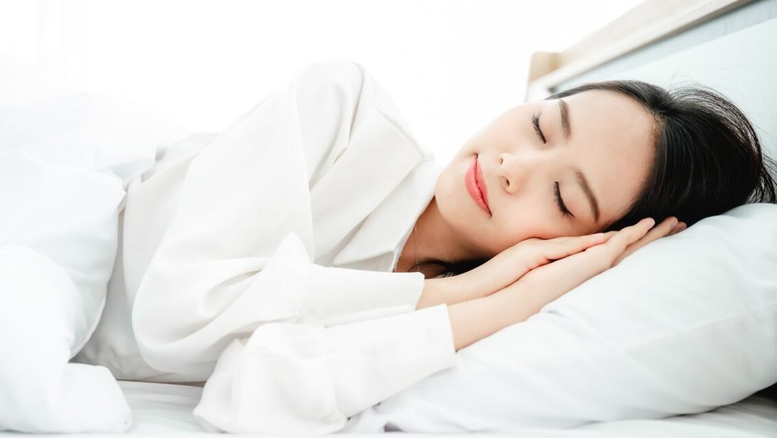 "Ingin tahu apa yang terjadi pada tubuh saat rutin tidur siang? Simak manfaat luar biasa tidur siang bagi kesehatan fisik pria maupun perempuan serta dampaknya bagi jantung."