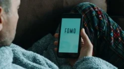 "Kenali 5 dampak negatif FOMO bagi kesehatan mental dan produktivitas Anda. Mulai dari kecemasan berlebih hingga gangguan finansial akibat tren sesaat."