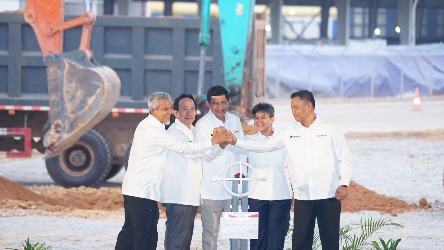 "Danantara Indonesia berinvestasi US$ 7 miliar untuk 6 proyek hilirisasi. Fasilitas smelter di Mempawah targetkan nilai tambah bauksit naik 70 kali lipat dan hemat devisa Rp52 triliun."