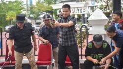 Dandim 1207/Pontianak Robbi Firdaus bersama Bupati Kubu Raya Sujiwo memancing ikan di parit depan Kantor Bupati Kubu Raya. (Dok. HO/Faktakalbar.id)