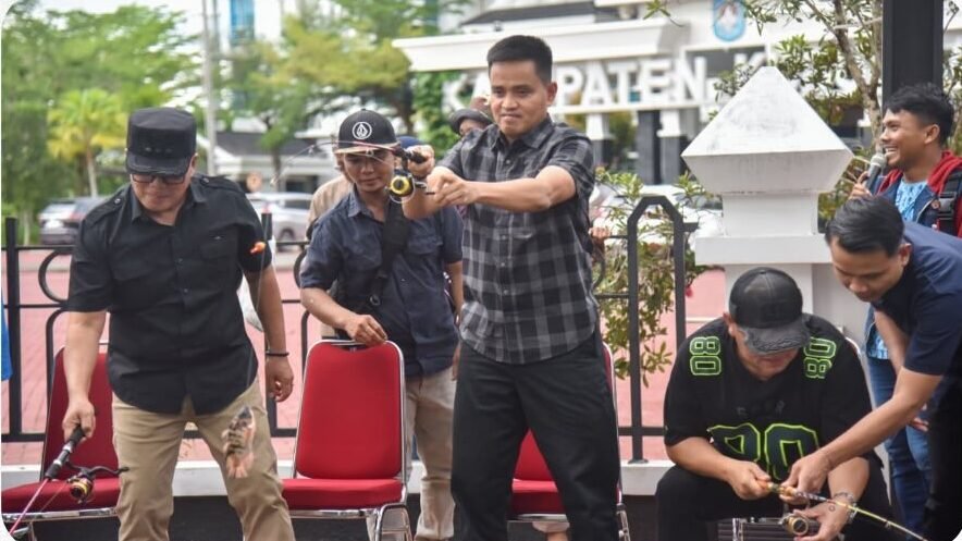 Dandim 1207/Pontianak Robbi Firdaus bersama Bupati Kubu Raya Sujiwo memancing ikan di parit depan Kantor Bupati Kubu Raya. (Dok. HO/Faktakalbar.id)