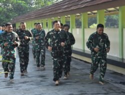 Asah Naluri Tempur, Dankodaeral XII Pimpin Langsung Latihan Renang Militer Prajurit