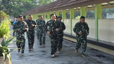 Komandan Kodaeral XII Laksamana Muda TNI Sawa memimpin prajurit TNI AL berlari kecil sebagai pemanasan sebelum melaksanakan latihan renang militer di Pontianak. (Dok. HO/Faktakalbar.id)