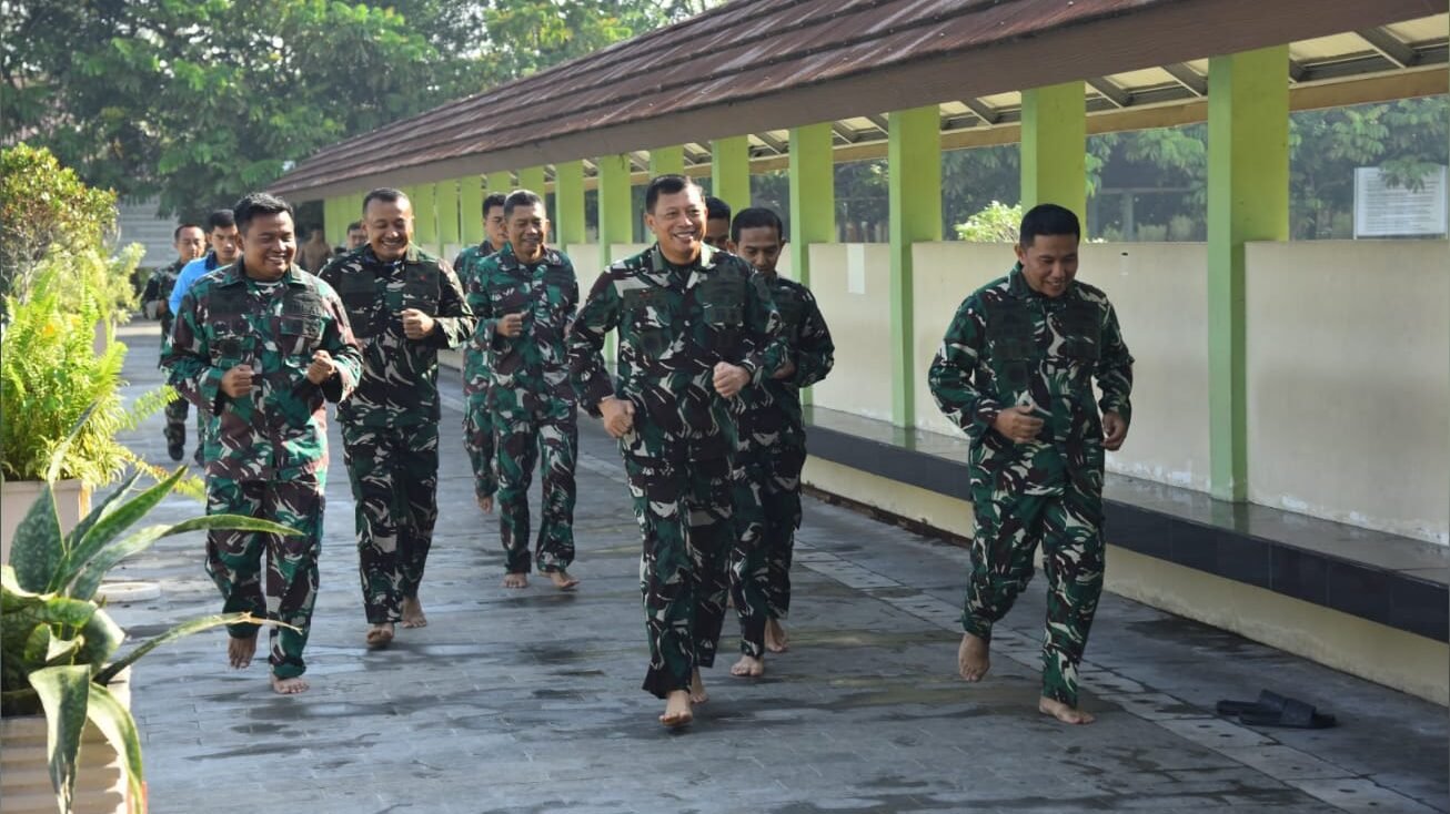 Komandan Kodaeral XII Laksamana Muda TNI Sawa memimpin prajurit TNI AL berlari kecil sebagai pemanasan sebelum melaksanakan latihan renang militer di Pontianak. (Dok. HO/Faktakalbar.id)