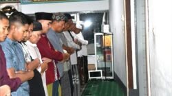 Komandan Kodaeral XII Laksamana Muda TNI Sawa melaksanakan salat Tarawih berjamaah bersama prajurit dan warga di Masjid Ar-Rahmah. (Dok. HO/Faktakalbar.id)