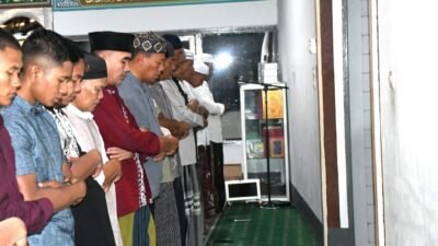 Komandan Kodaeral XII Laksamana Muda TNI Sawa melaksanakan salat Tarawih berjamaah bersama prajurit dan warga di Masjid Ar-Rahmah. (Dok. HO/Faktakalbar.id)