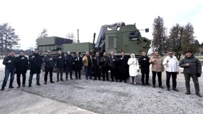 Danmenkav 3 Marinir Kolonel Mar Fachrul Ahmadi bersama tim sertifikasi Kemhan berfoto di depan alutsista saat kunjungan ke Yugoimport SDPR, Serbia. (Dok. HO/Faktakalbar.id)