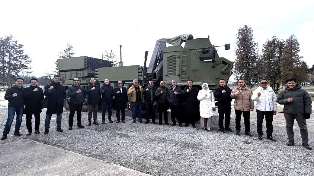 Danmenkav 3 Marinir Kolonel Mar Fachrul Ahmadi bersama tim sertifikasi Kemhan berfoto di depan alutsista saat kunjungan ke Yugoimport SDPR, Serbia. (Dok. HO/Faktakalbar.id)