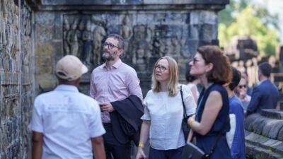 Anggota Delegasi Museum dan Warisan Budaya Prancis sedang mengamati relief dinding Candi Borobudur dengan didampingi pemandu lokal. (Dok. HO/Faktakalbar.id)