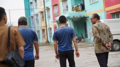 Kepala Dinas PRKP Kota Pontianak Derry Gunawan bersama jajaran sedang meninjau kawasan rumah susun (rusun) bertingkat dengan dinding berwarna-warni. (Dok. HO/Faktakalbar.id)