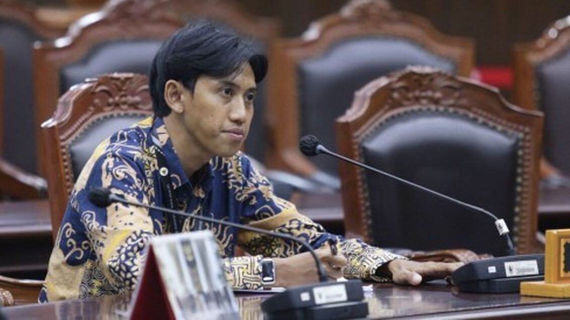 "Seorang guru honorer menggugat UU APBN 2026 ke MK. Ia menilai program Makan Bergizi Gratis memangkas anggaran pendidikan hingga di bawah mandat 20 persen."