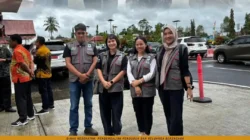 Tim kesehatan Dinkes PP dan KB Kapuas Hulu bersiaga memberikan layanan medis saat kunjungan Silaturahmi Ramadhan Gubernur Kalbar Ria Norsan. (Dok. HO/Faktakalbar.id)