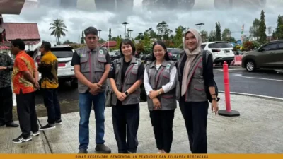 Tim kesehatan Dinkes PP dan KB Kapuas Hulu bersiaga memberikan layanan medis saat kunjungan Silaturahmi Ramadhan Gubernur Kalbar Ria Norsan. (Dok. HO/Faktakalbar.id)