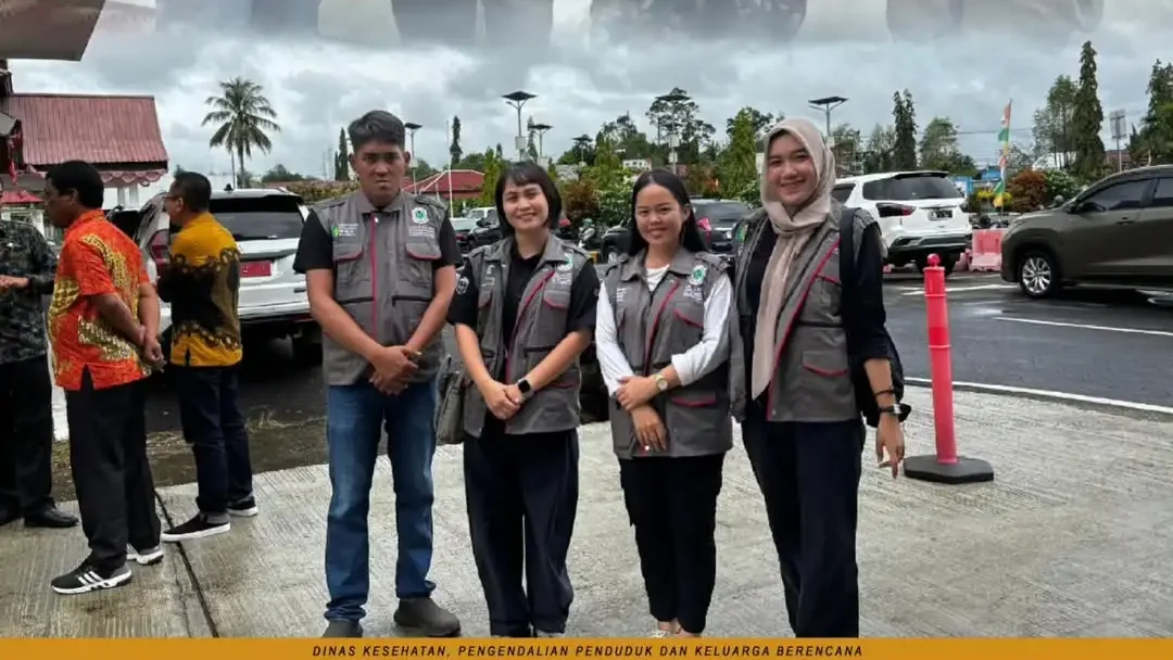 Tim kesehatan Dinkes PP dan KB Kapuas Hulu bersiaga memberikan layanan medis saat kunjungan Silaturahmi Ramadhan Gubernur Kalbar Ria Norsan. (Dok. HO/Faktakalbar.id)