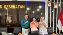 Kepala Dinas Kesehatan Ketapang berfoto bersama narasumber dokter spesialis kandungan dan peserta usai diskusi teknis penurunan AKI dan AKB. Foto bawah menunjukkan suasana pemaparan materi di aula. (Dok. HO/Faktakalbar.id)