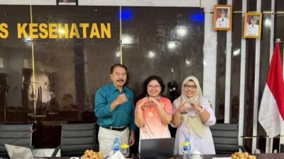 Kepala Dinas Kesehatan Ketapang berfoto bersama narasumber dokter spesialis kandungan dan peserta usai diskusi teknis penurunan AKI dan AKB. Foto bawah menunjukkan suasana pemaparan materi di aula. (Dok. HO/Faktakalbar.id)