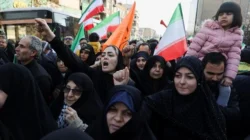 "Otoritas Iran memecat Direktur TV Hamoun setelah seorang reporter secara tidak sengaja menyerukan slogan anti-pemimpin tertinggi saat siaran langsung."