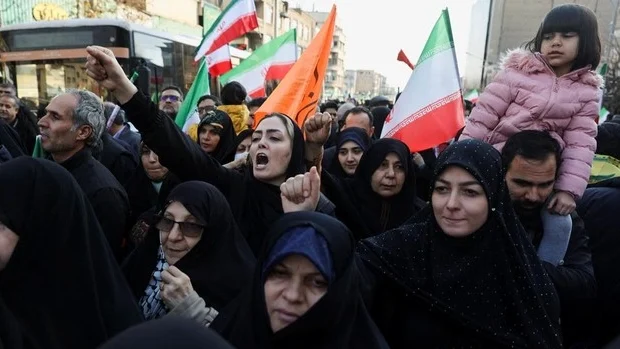 "Otoritas Iran memecat Direktur TV Hamoun setelah seorang reporter secara tidak sengaja menyerukan slogan anti-pemimpin tertinggi saat siaran langsung."