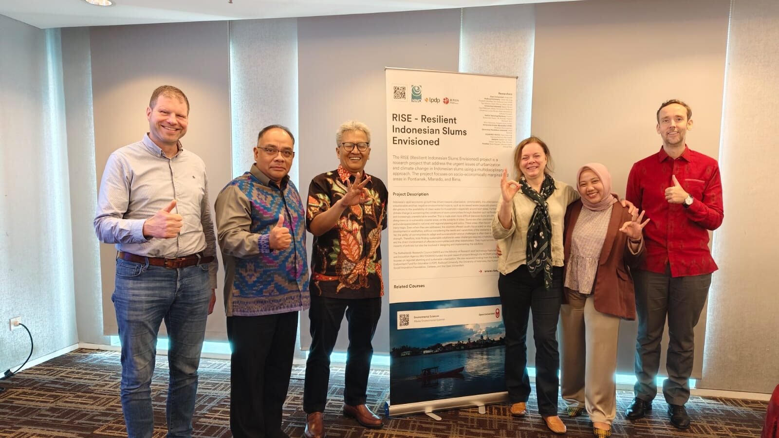 Perwakilan Bapperida Kota Pontianak bersama sejumlah peneliti dan narasumber berfoto bersama usai diskusi program Resilient Indonesian Slums Envisioned (RISE) di Jakarta terkait penanganan bencana berbasis air. (Dok. HO/Faktakalbar.id)