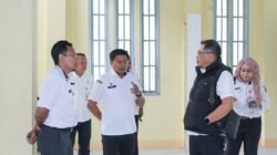 Kepala Dispora Ketapang bersama Ketua KONI Ketapang melakukan peninjauan kondisi fisik gedung dan fasilitas olahraga milik pemerintah daerah. (Dok. HO/Faktakalbar.id)