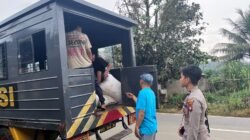 Proses pemuatan karung berisi jagung pipil hasil panen petani ke dalam truk dinas polisi untuk didistribusikan ke Gudang Bulog Singkawang. (Dok. HO/Faktakalbar.id)