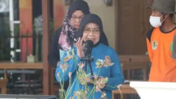 "DLH Sintang peringatkan warga untuk patuhi jam buang sampah pukul 18.00-06.00 WIB sesuai Perda. Ketidakpatuhan dinilai menjadi penyebab utama sampah menumpuk di siang hari."