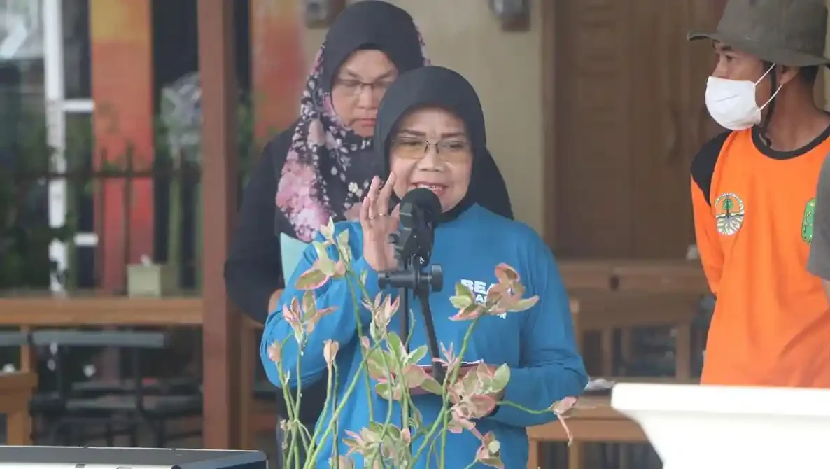 "DLH Sintang peringatkan warga untuk patuhi jam buang sampah pukul 18.00-06.00 WIB sesuai Perda. Ketidakpatuhan dinilai menjadi penyebab utama sampah menumpuk di siang hari."