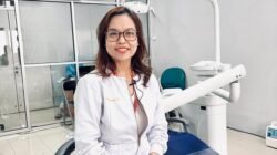 Desy Marlin Sitomorang, Dokter Spesialis Periodonsia RSUD SSMA Pontianak, saat memberikan edukasi kesehatan mulut. (Dok. HO/Faktakalbar.id)