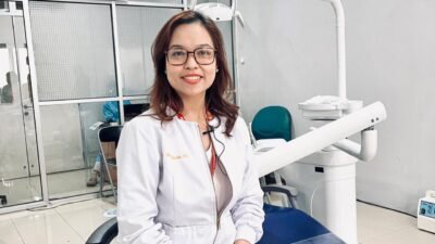 Desy Marlin Sitomorang, Dokter Spesialis Periodonsia RSUD SSMA Pontianak, saat memberikan edukasi kesehatan mulut. (Dok. HO/Faktakalbar.id)
