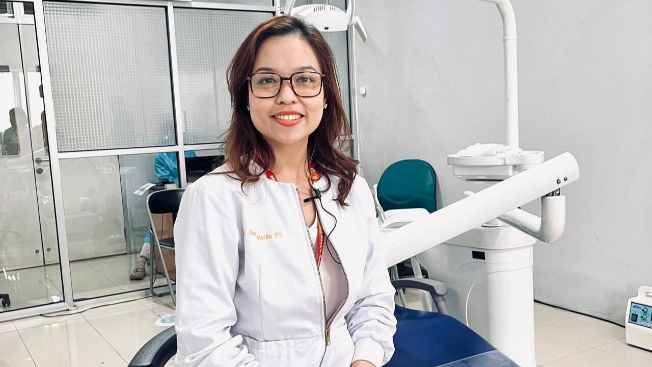 Desy Marlin Sitomorang, Dokter Spesialis Periodonsia RSUD SSMA Pontianak, saat memberikan edukasi kesehatan mulut. (Dok. HO/Faktakalbar.id)