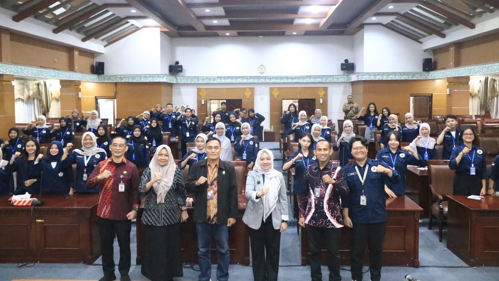 Wakil Ketua II DPRD Kota Pontianak Bebby Nailufa berfoto bersama puluhan mahasiswa FISIP Untan dalam kegiatan Sekolah Parlemen di Ruang Rapat Paripurna. (Dok. HO/Faktakalbar.id)