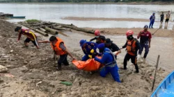 "Tim SAR gabungan resmi menutup operasi pencarian setelah menemukan dua korban terakhir yang tenggelam di Sungai Kapuas, Sintang, dalam kondisi meninggal dunia pada Jumat (13/2/2026)."