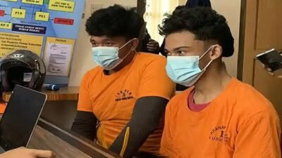 Dua remaja berinisial HS dan MY saat menjalani pemeriksaan di Mapolres Kubu Raya setelah ditangkap akibat aksi penjambretan tas di wilayah Sungai Raya Dalam, Rabu (18/2/2026).