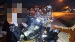 Dua remaja diamankan oleh tim patroli Polsek Pontianak Utara setelah terbukti terlibat dalam aksi tawuran menggunakan sarung di Jalan Sungai Selamat Dalam.