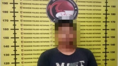 Dua tersangka terduga pengedar narkotika jenis sabu berinisial Y dan B saat diamankan oleh jajaran Polsek Marau dan Polsubsektor Air Upas di Ketapang. (Dok. HO/Faktakalbar.id)