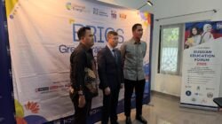 Duta Besar Rusia untuk Indonesia Sergei Tolchenov (tengah) bersama Staf Khusus Menteri ESDM M. Pradana Indraputra (kiri) dan Kepala Russian House Jakarta Nikita Shilikov (kanan) dalam acara BRICS Green Transitions Dialogue 2026. (Dok. HO/Faktakalbar.id)