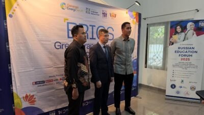 Duta Besar Rusia untuk Indonesia Sergei Tolchenov (tengah) bersama Staf Khusus Menteri ESDM M. Pradana Indraputra (kiri) dan Kepala Russian House Jakarta Nikita Shilikov (kanan) dalam acara BRICS Green Transitions Dialogue 2026. (Dok. HO/Faktakalbar.id)