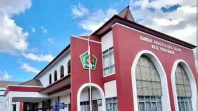 "Kepala Kantor Kemenhaju Pontianak diduga menyerang Ketua KBIHU saat rapat. Korban lapor Polresta Pontianak terkait dugaan kekerasan fisik. Simak kronologinya."