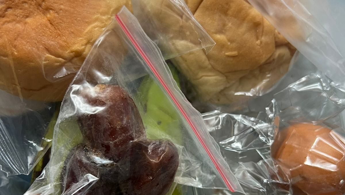 "Program Makan Bergizi Gratis (MBG) di Pontianak menuai sorotan setelah paket yang diterima siswa diduga tidak sesuai dengan informasi awal. Wali murid keluhkan pengurangan kualitas gizi. "