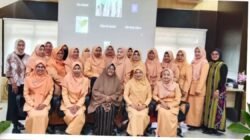 Pengurus dan anggota Dharma Wanita Persatuan (DWP) Karantina Kalimantan Barat berfoto bersama usai kegiatan tausiyah menyambut Ramadan. (Dok. HO/Faktakalbar.id)