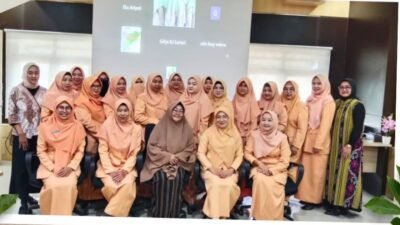 Pengurus dan anggota Dharma Wanita Persatuan (DWP) Karantina Kalimantan Barat berfoto bersama usai kegiatan tausiyah menyambut Ramadan. (Dok. HO/Faktakalbar.id)
