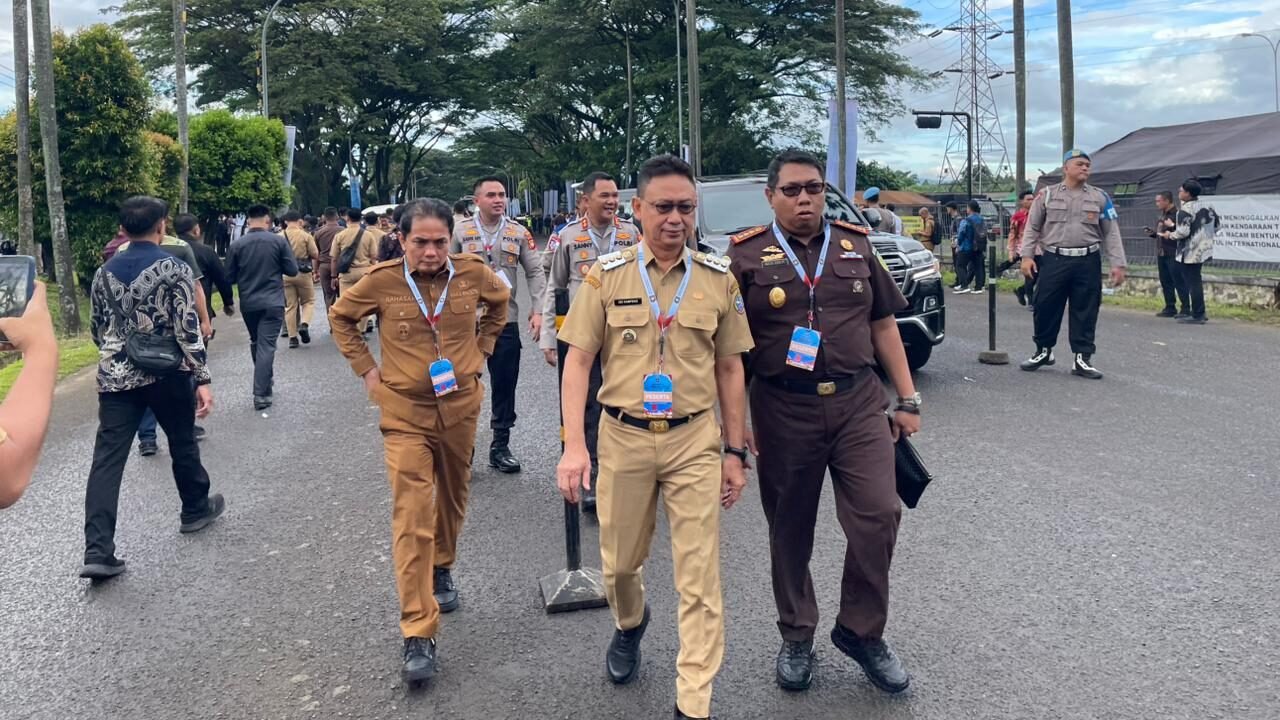 Wali Kota Pontianak, Edi Rusdi Kamtono (tengah), berjalan bersama jajaran Forkopimda saat menghadiri Rakornas Pemerintah Pusat dan Daerah 2026 di Sentul International Convention Center, Bogor. (Dok. HO/Faktakalbar.id)